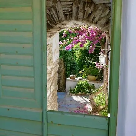 Holiday home Dina's *